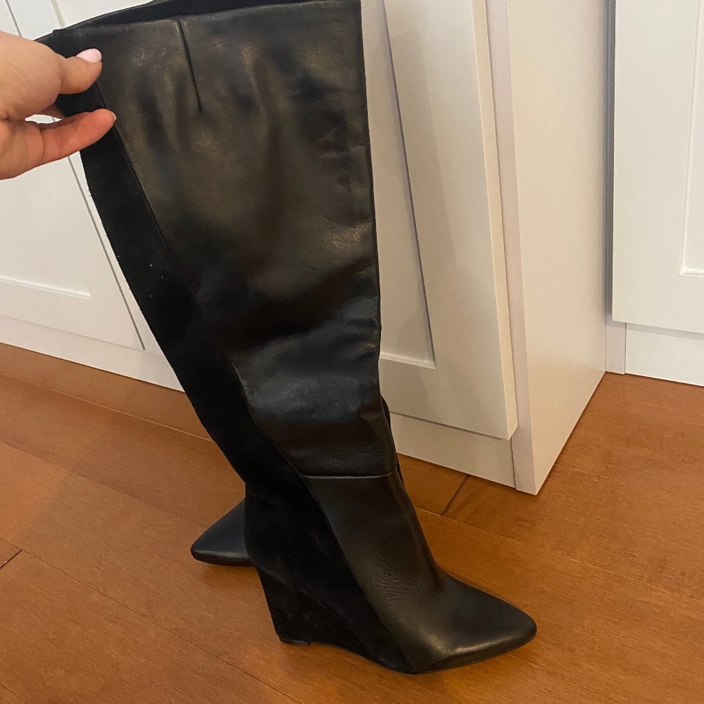 Womens size 4m Vince camuto wedge boot